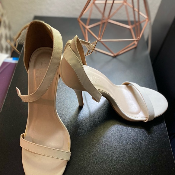 White heel, worn once, comfortable and would go with any outfit for any occasion - Picture 5 of 5